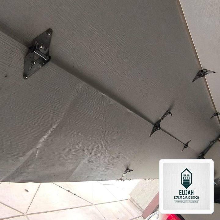 Elijah Expert Garage Door Dispatch in Addison (Villa Park Area): Heavy-Duty EPDM Perimeter & Bottom Seal Weatherproofing - Addison, IL